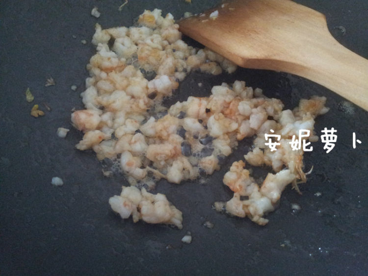 菠萝虾仁杂锦炒饭步骤5