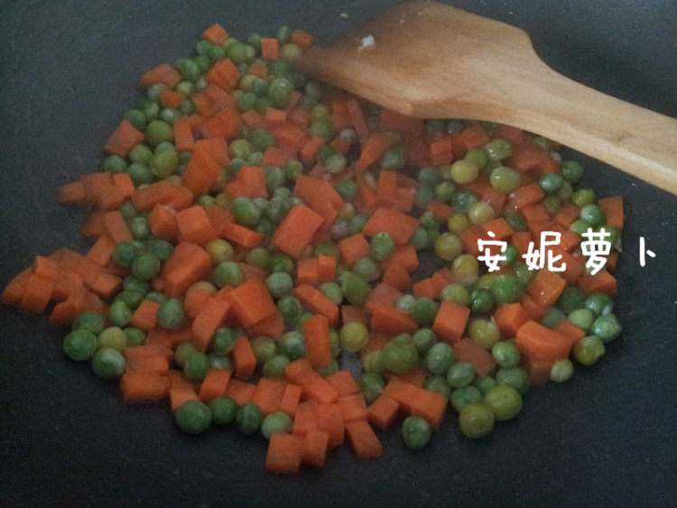 菠萝虾仁杂锦炒饭步骤6