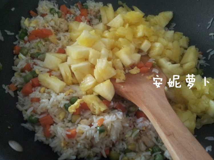 菠萝虾仁杂锦炒饭步骤8