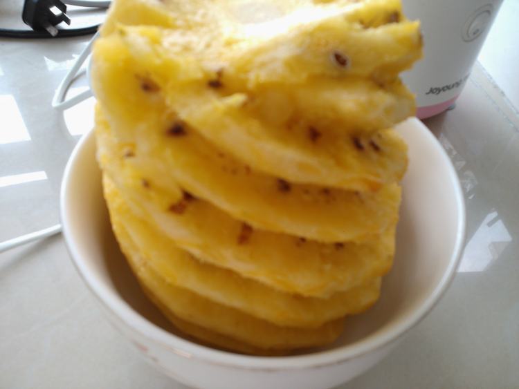 蜜香菠萝汁步骤1