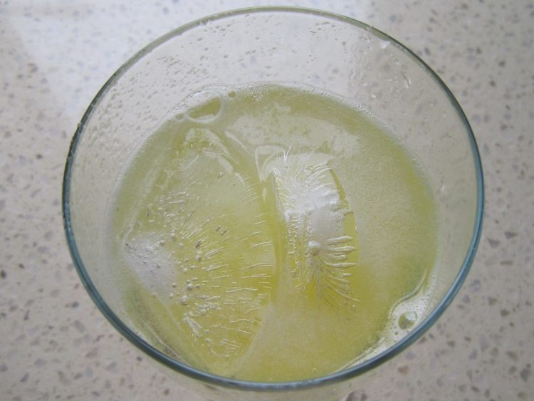 菠萝苏打水步骤9