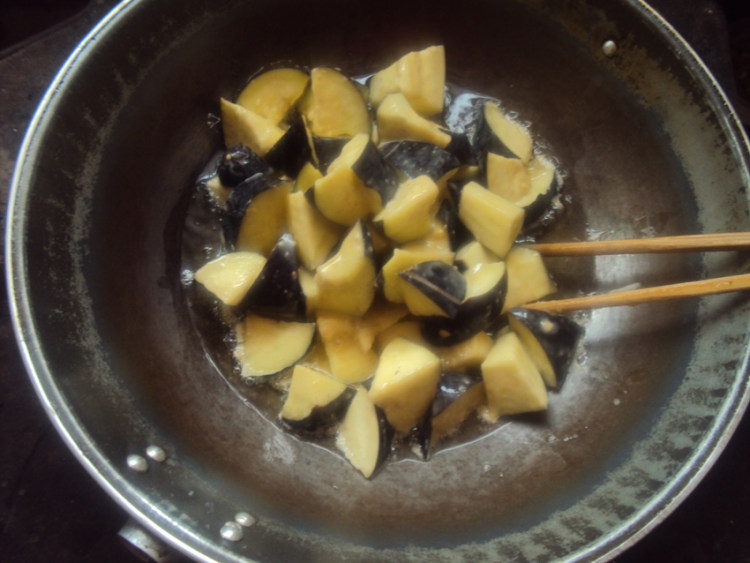 菠萝炒茄子步骤6