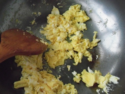 菠萝黄瓜炒饭步骤2