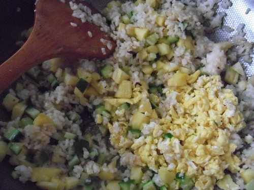 菠萝黄瓜炒饭步骤7
