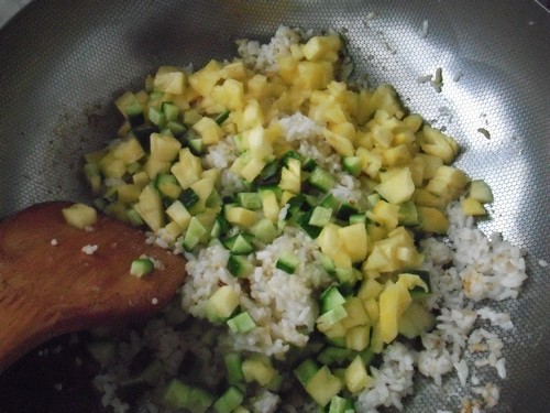 菠萝黄瓜炒饭步骤6