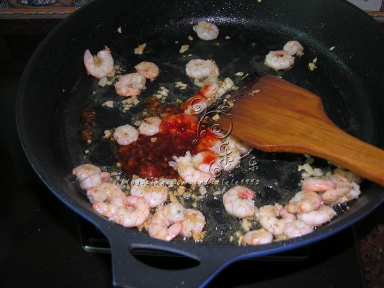 酸辣菠萝鲜虾炒饭步骤6