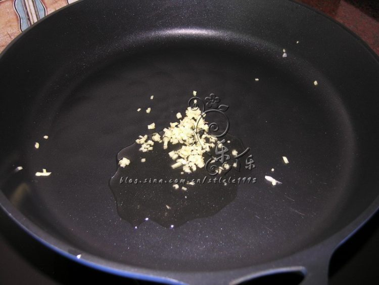 酸辣菠萝鲜虾炒饭步骤4