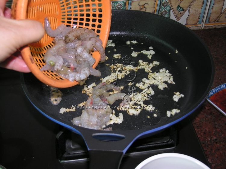 酸辣菠萝鲜虾炒饭步骤5