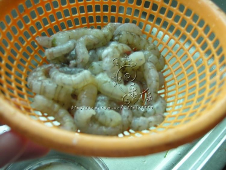酸辣菠萝鲜虾炒饭步骤2
