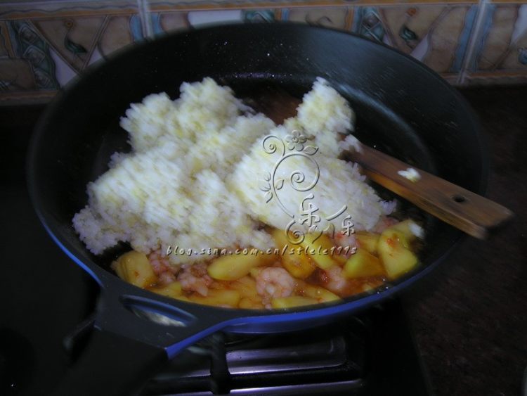 酸辣菠萝鲜虾炒饭步骤9