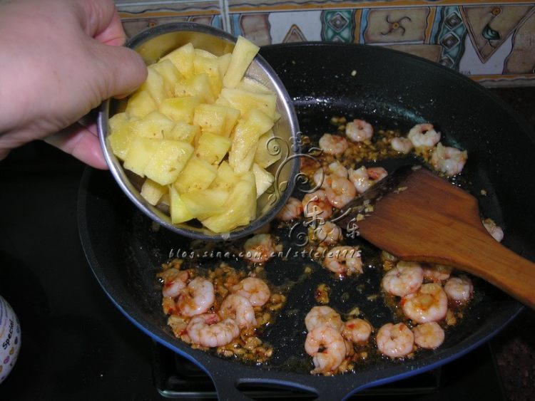 酸辣菠萝鲜虾炒饭步骤7