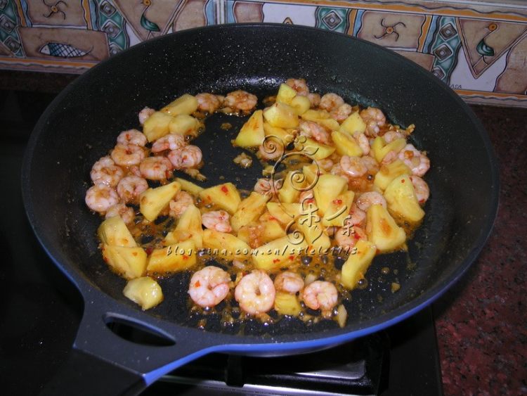 酸辣菠萝鲜虾炒饭步骤8
