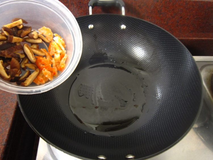 虾米菠萝炒饭步骤7