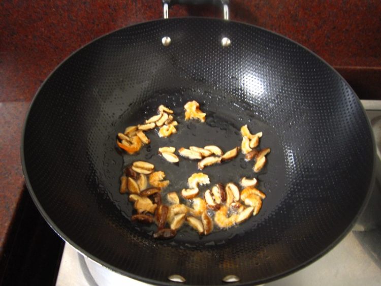 虾米菠萝炒饭步骤8
