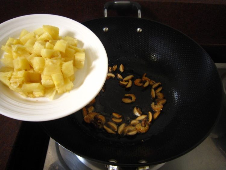 虾米菠萝炒饭步骤9