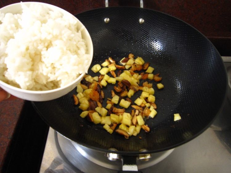 虾米菠萝炒饭步骤11