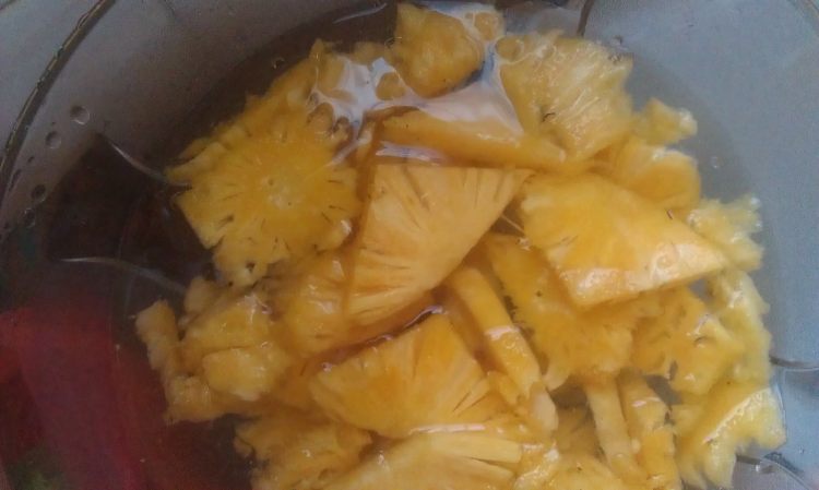菠萝酸梅肉步骤1