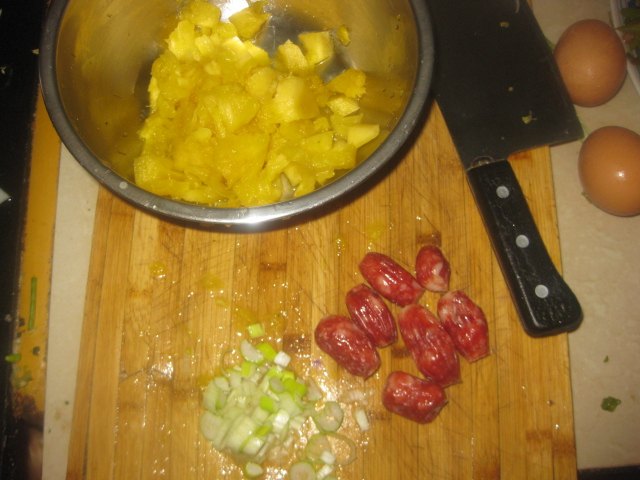 菠萝腊肠炒饭步骤2