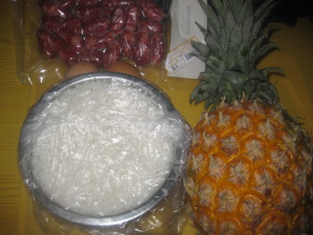 菠萝腊肠炒饭步骤1