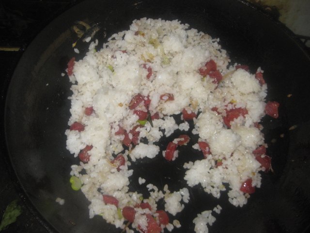 菠萝腊肠炒饭步骤5