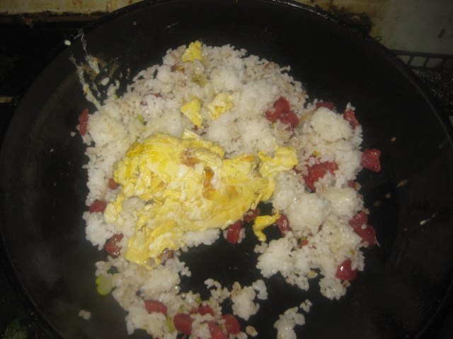 菠萝腊肠炒饭步骤6