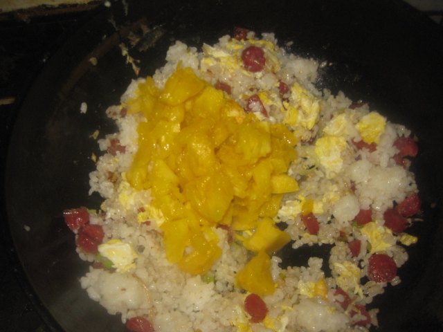 菠萝腊肠炒饭步骤7