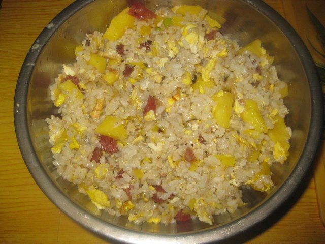 菠萝腊肠炒饭步骤9