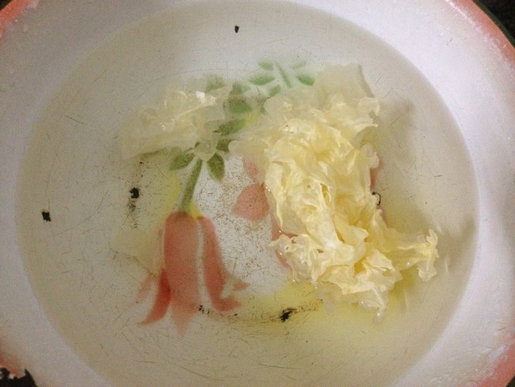 菠萝银耳莲子红枣汤步骤3