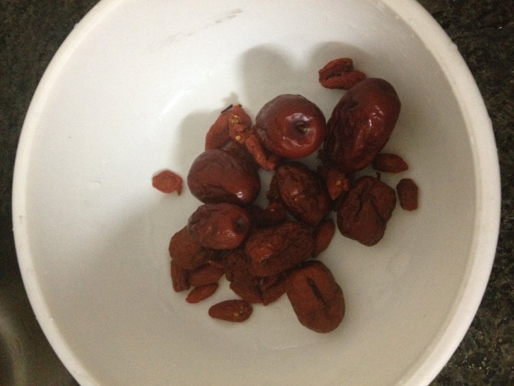 菠萝银耳莲子红枣汤步骤4