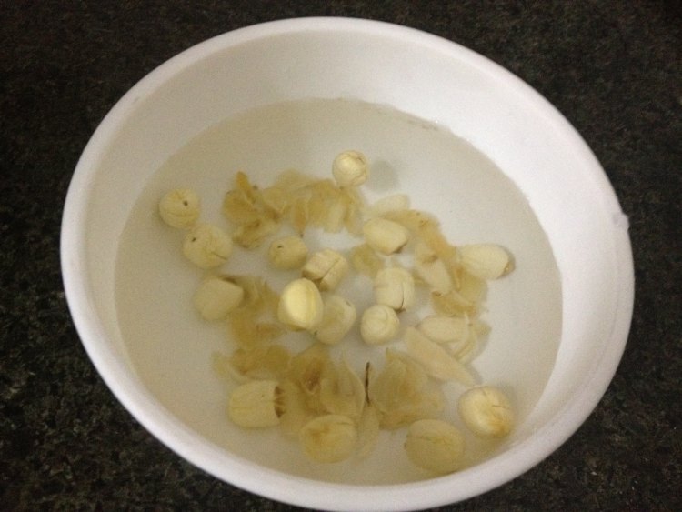 菠萝银耳莲子红枣汤步骤2
