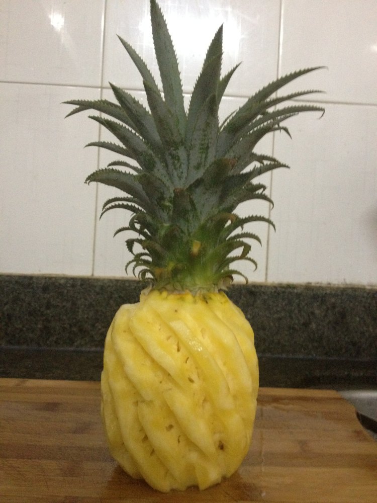 菠萝银耳莲子红枣汤步骤1