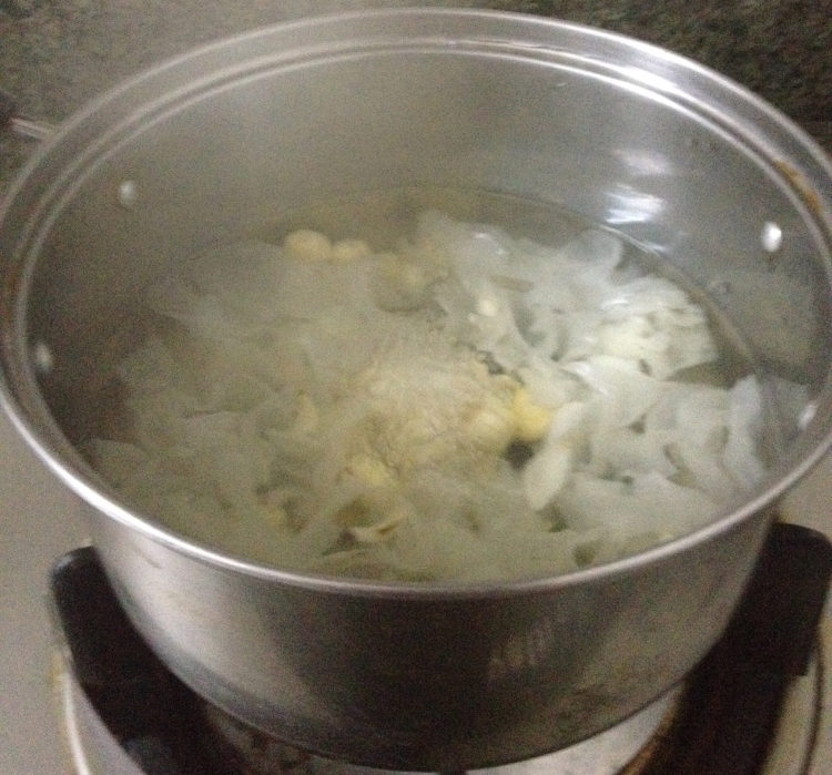 菠萝银耳莲子红枣汤步骤8