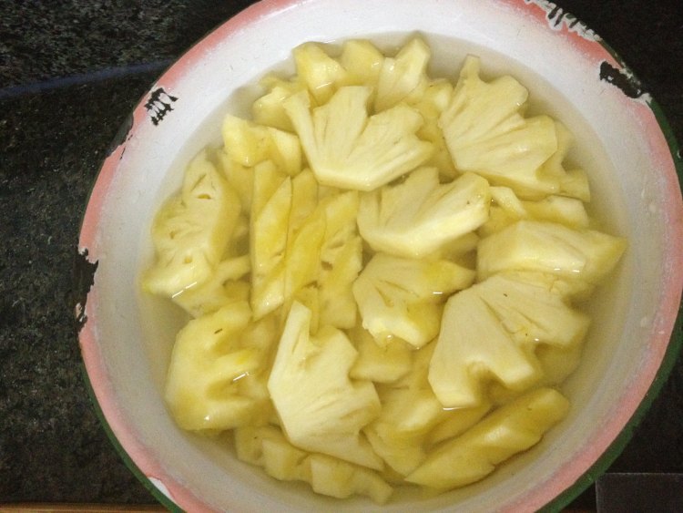菠萝银耳莲子红枣汤步骤6