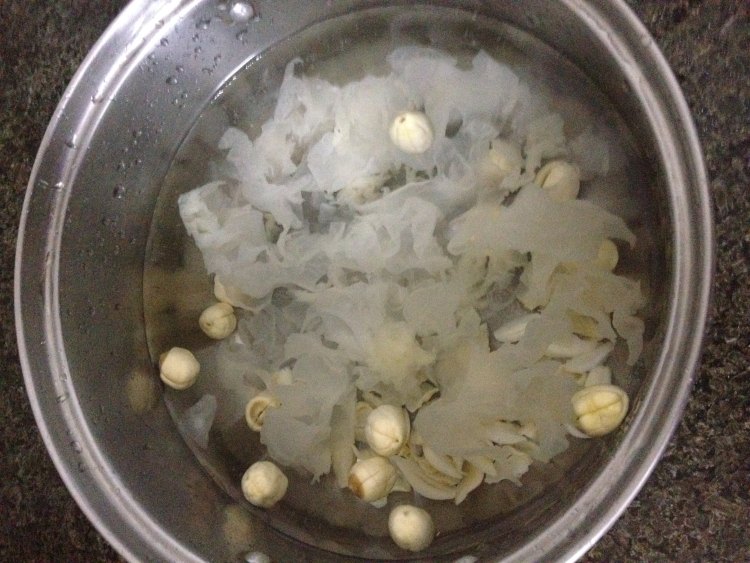 菠萝银耳莲子红枣汤步骤7