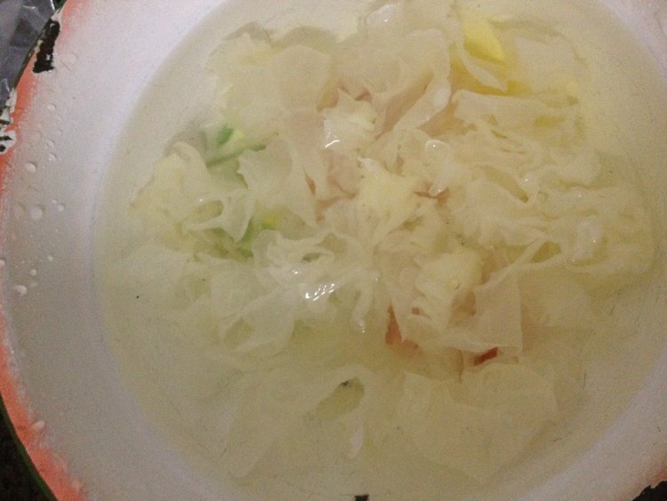 菠萝银耳莲子红枣汤步骤5