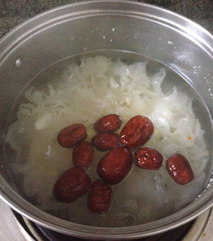 菠萝银耳莲子红枣汤步骤9