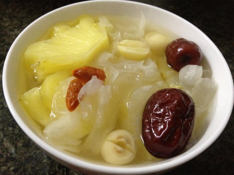 菠萝银耳莲子红枣汤步骤13