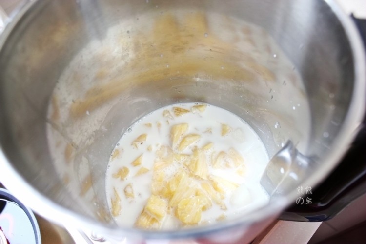 雪梨菠萝奶昔步骤5