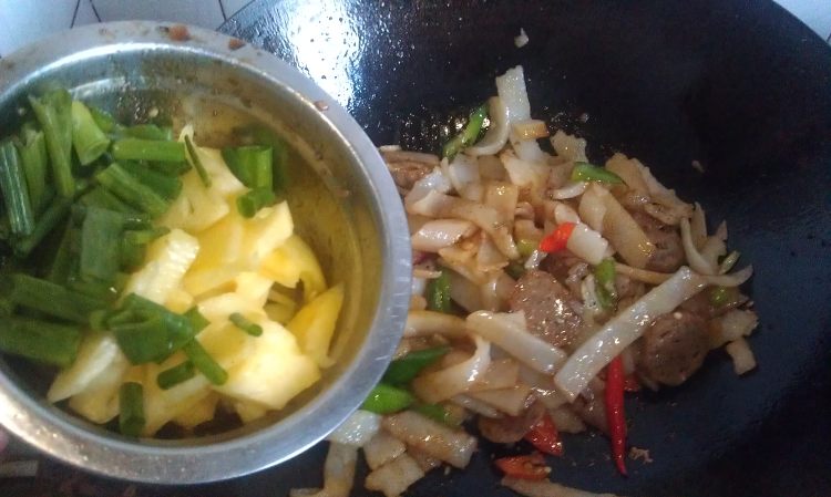 菠萝炒米皮步骤5