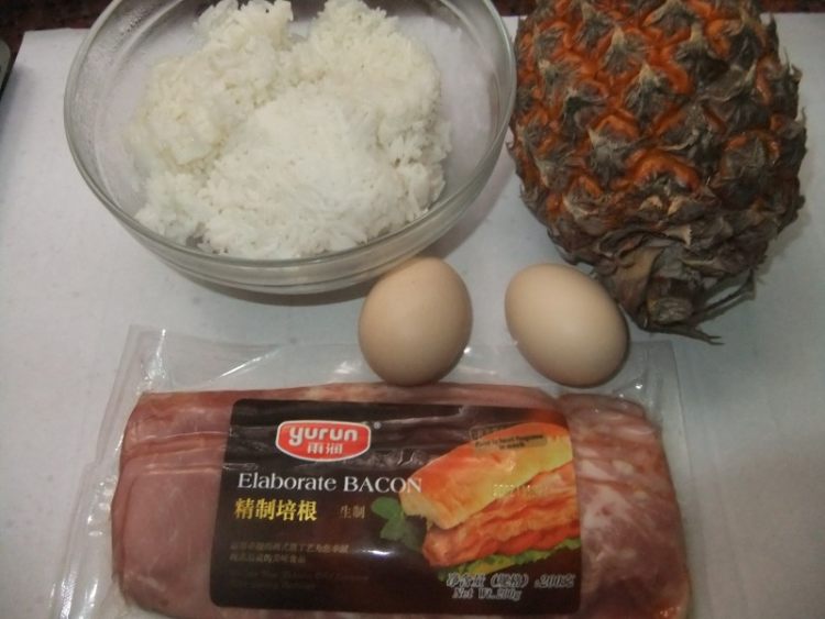 培根菠萝炒饭步骤1