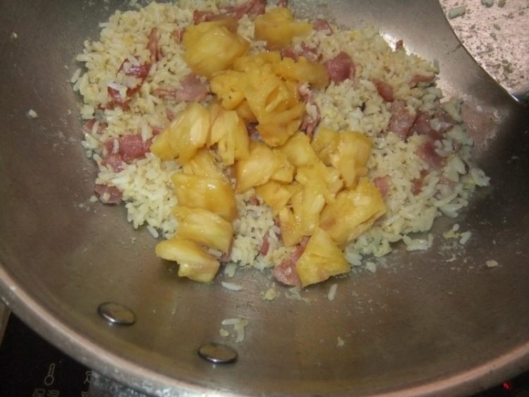 培根菠萝炒饭步骤12