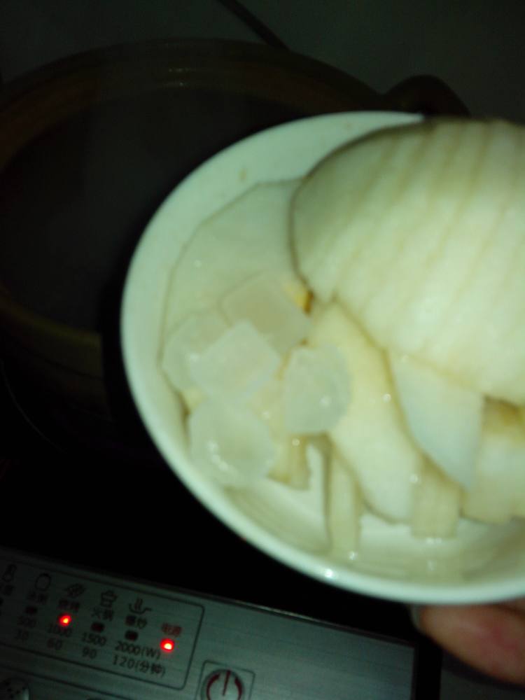 黄酒炖梨步骤4