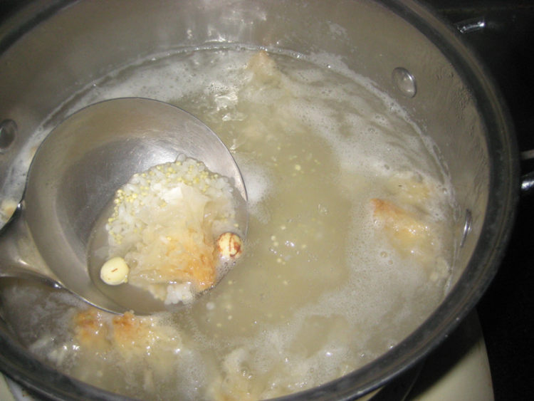 银耳冰糖梨粥步骤5