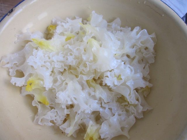 红枣银耳冰糖梨水步骤1