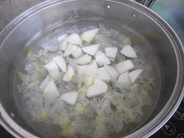 红枣银耳冰糖梨水步骤7