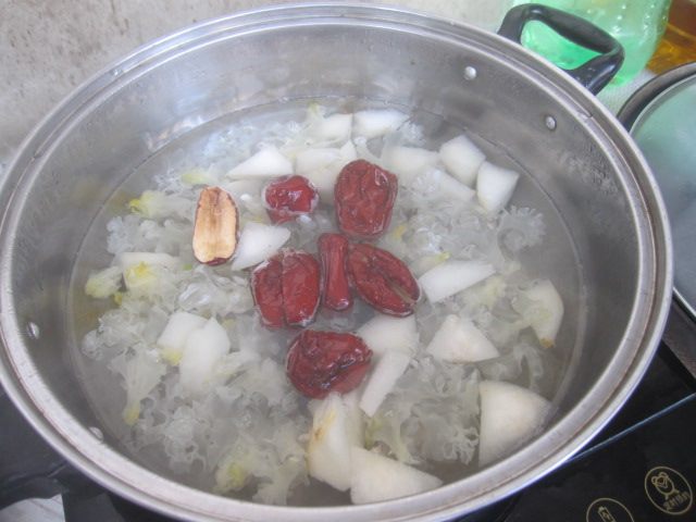 红枣银耳冰糖梨水步骤8