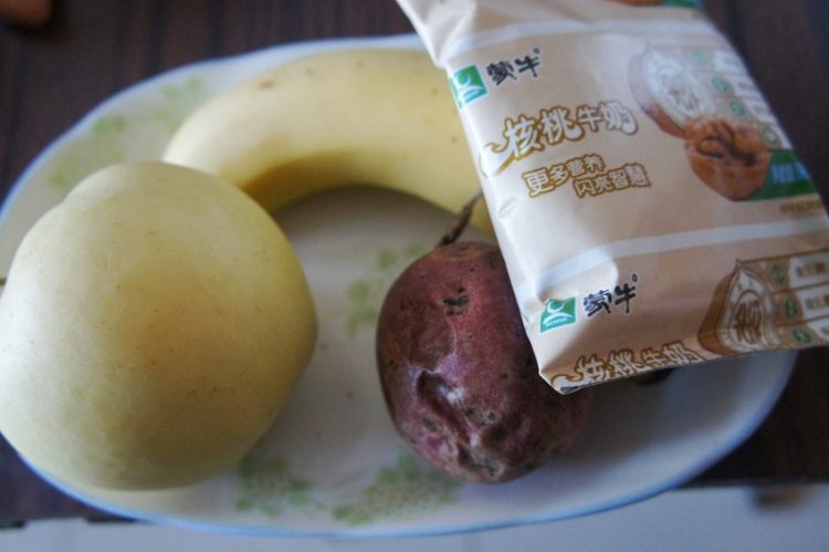 牛奶香蕉水果热饮步骤1
