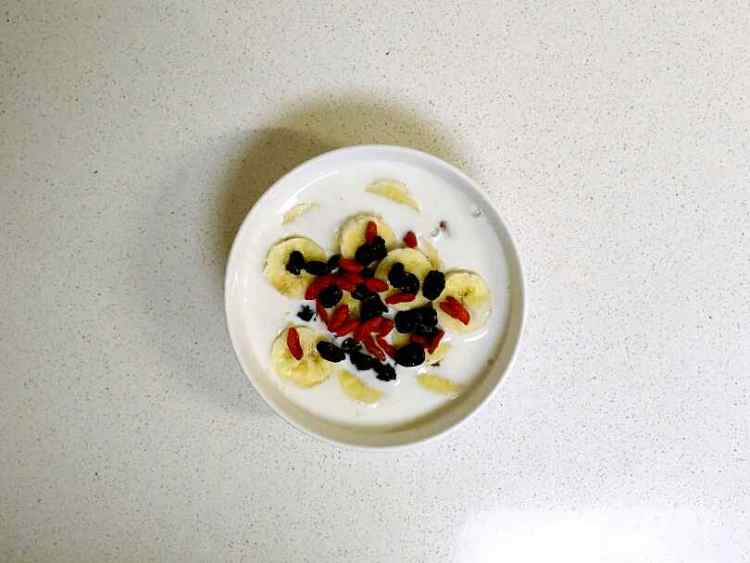 香蕉干果燕麦粥步骤5