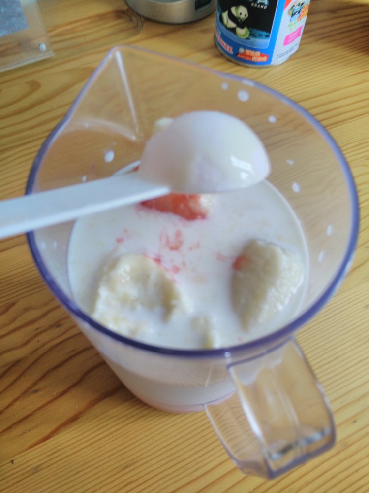 美味草莓奶昔步骤3