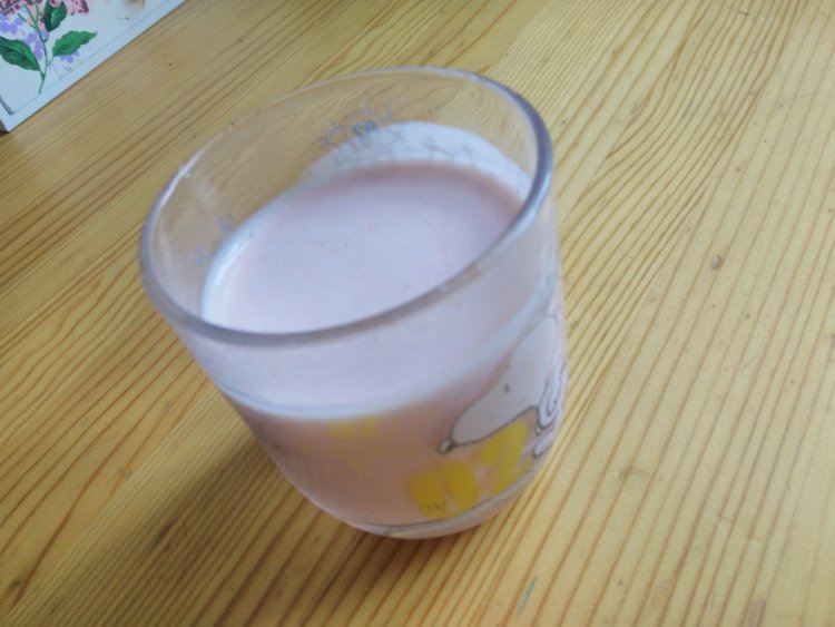 美味草莓奶昔步骤5